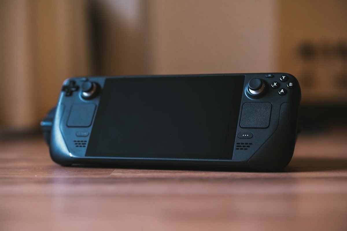 Handheld herní zařízení na stole