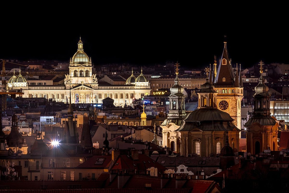 Střechy staré Prahy za večerního světla